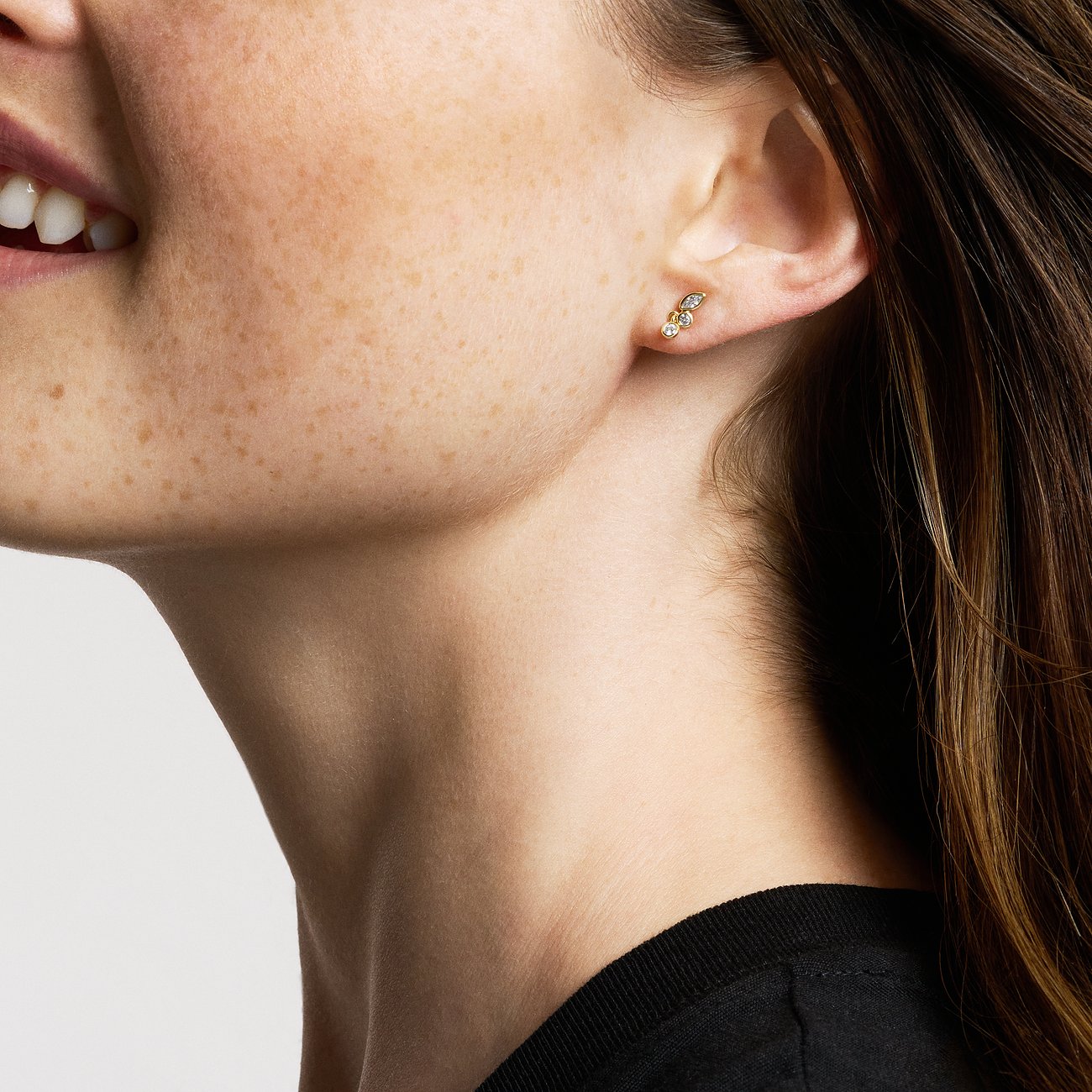 Fossil Ohrstecker aus Metall mit Glassteinen.