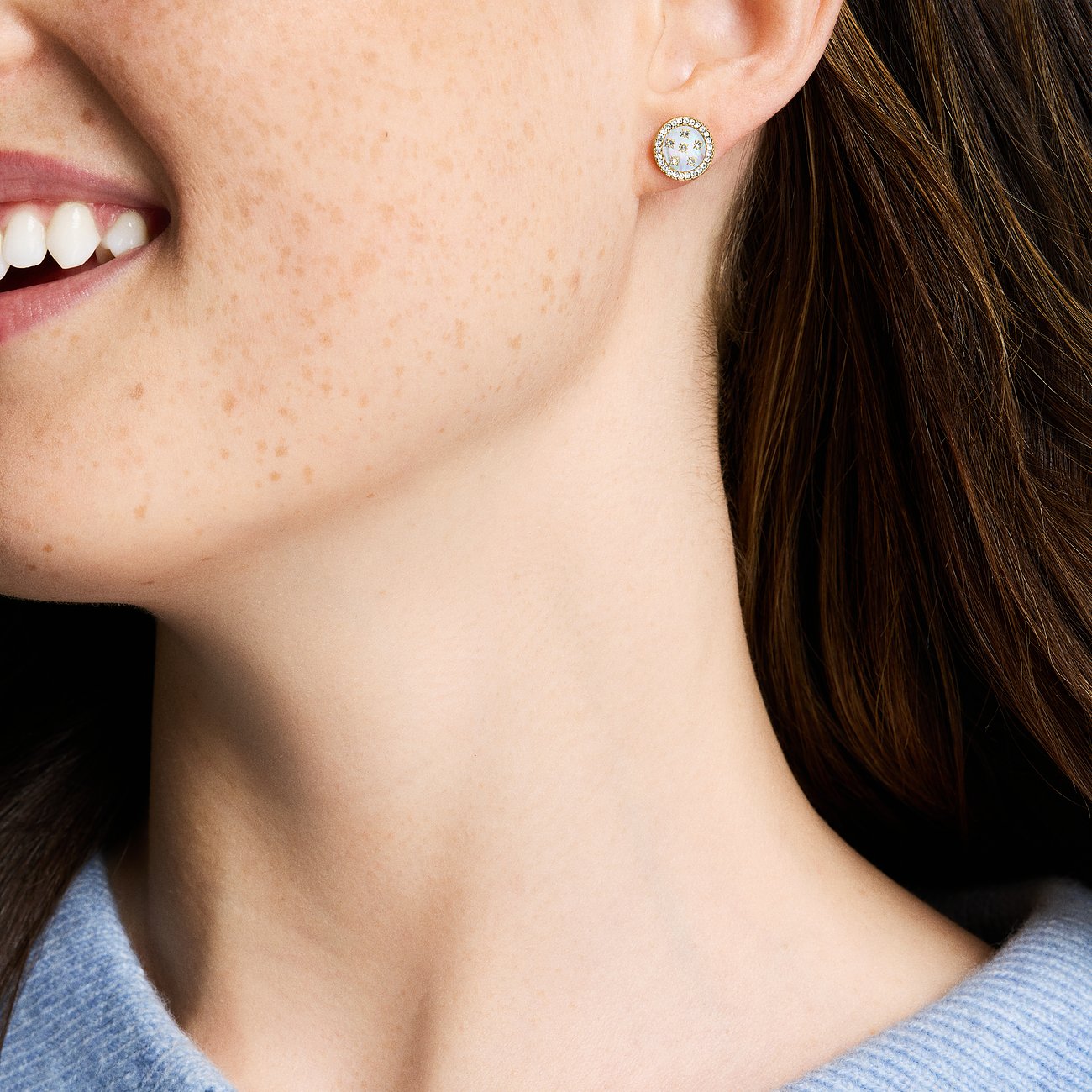 Fossil Ohrstecker aus Edelstahl mit Glassteinen und Sternenmuster.