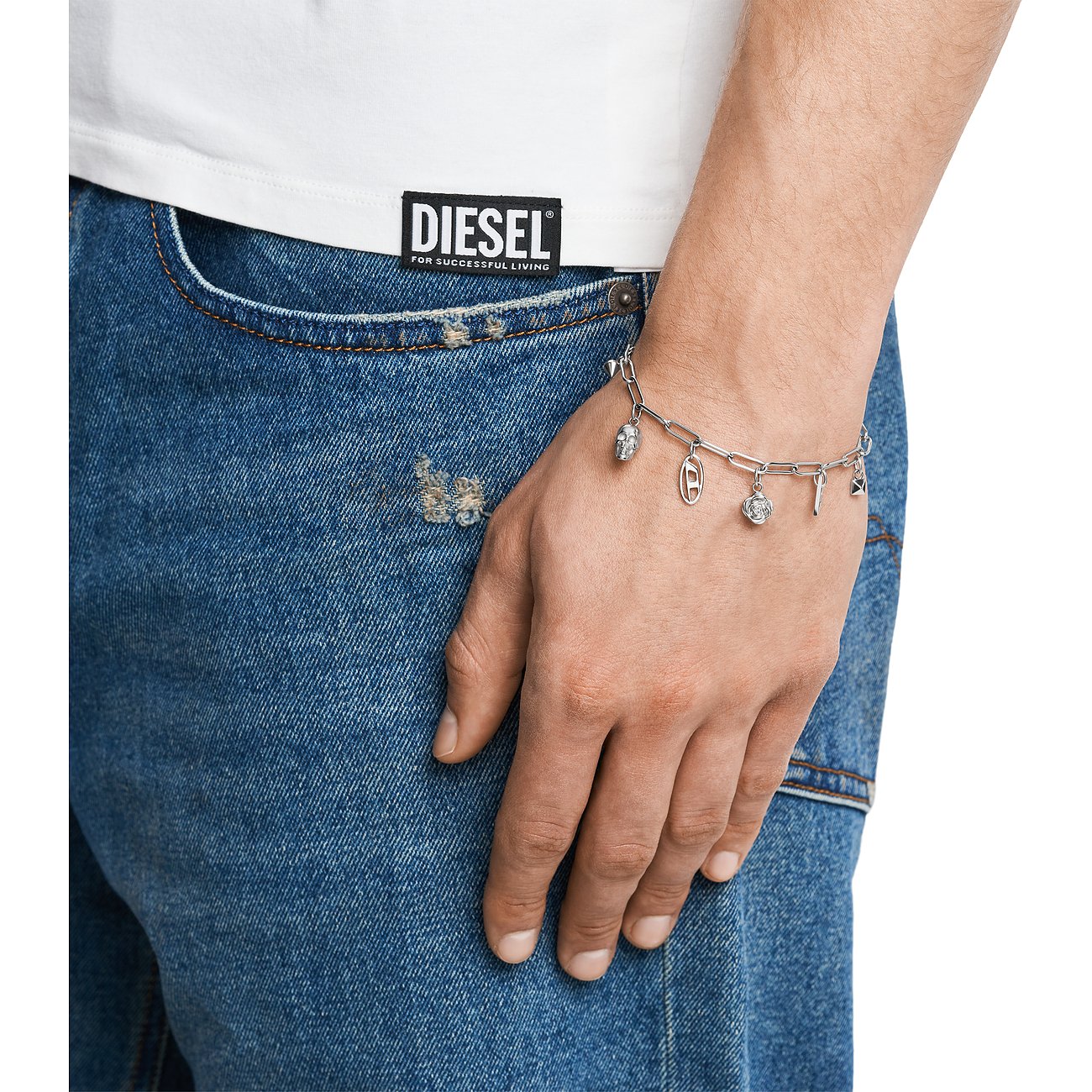 Bracelet Diesel en acier inoxydable avec breloques.