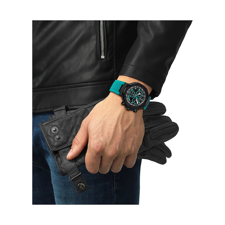 Tissot Herrenuhr mit Edelstahlgehäuse, schwarzem Zifferblatt und blauem Armband.