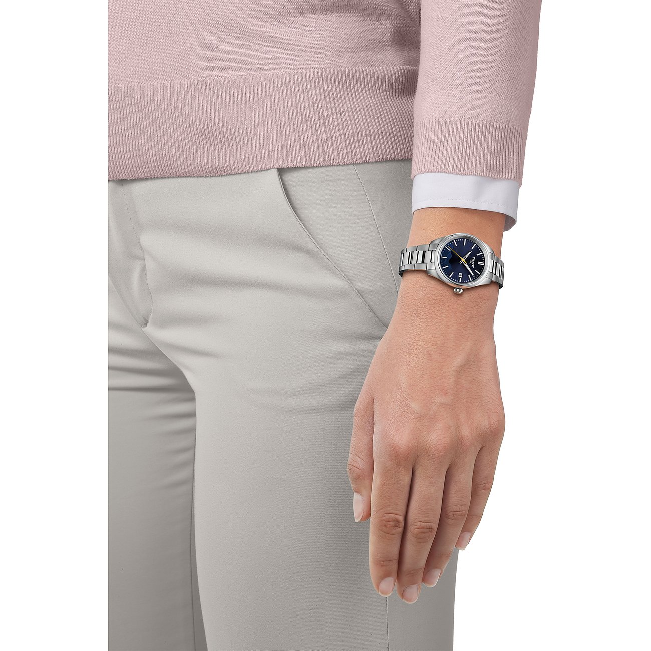 Tissot Unisexuhr mit Edelstahlgehäuse und blauem Zifferblatt.