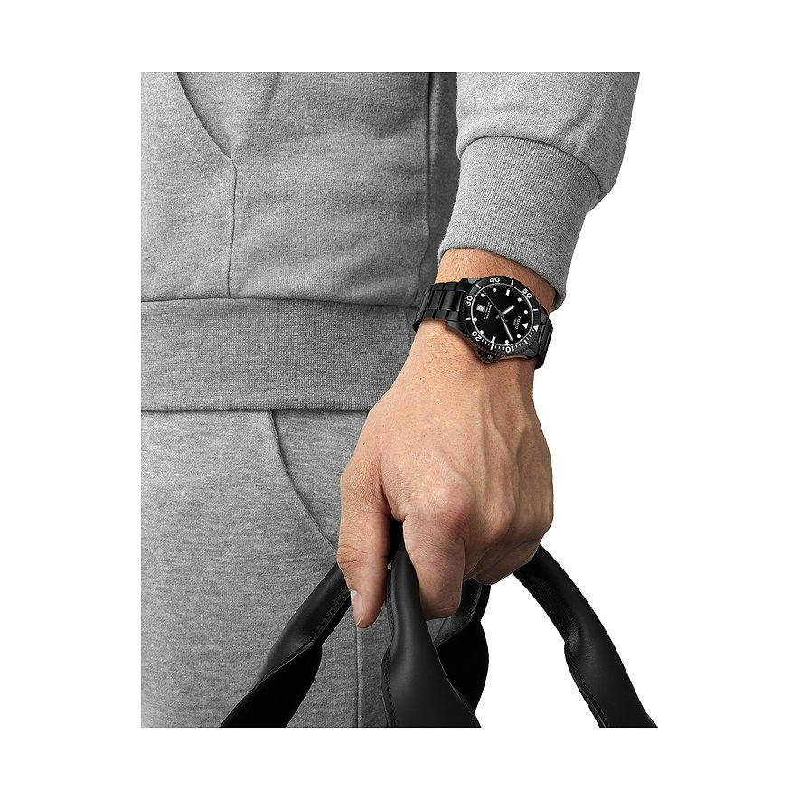 Tissot Unisexuhr mit Edelstahlgehäuse, schwarzes Zifferblatt, analoge Anzeige.