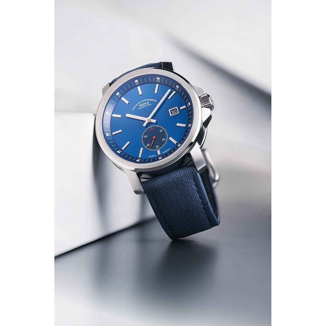 Mühle-Glashütte Herrenuhr mit Edelstahlgehäuse, blauem Zifferblatt und Datum.