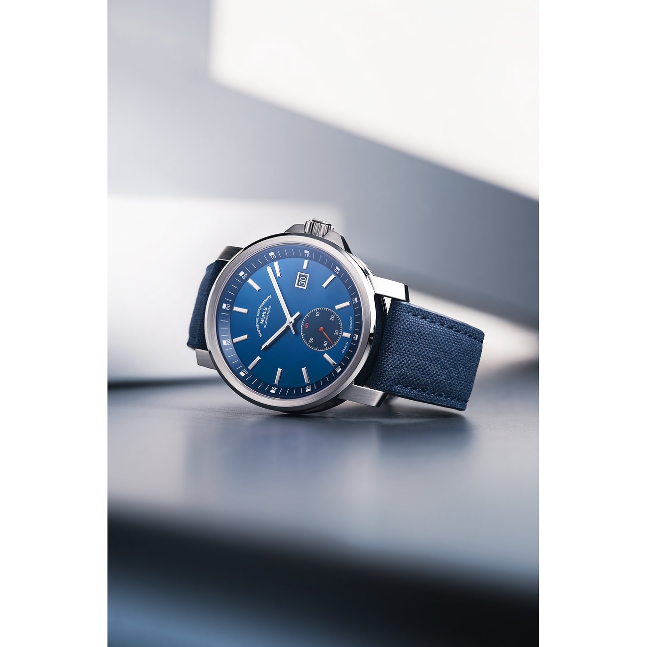 Mühle-Glashütte Herrenuhr mit Edelstahlgehäuse, blauem Zifferblatt und Datumsanzeige.