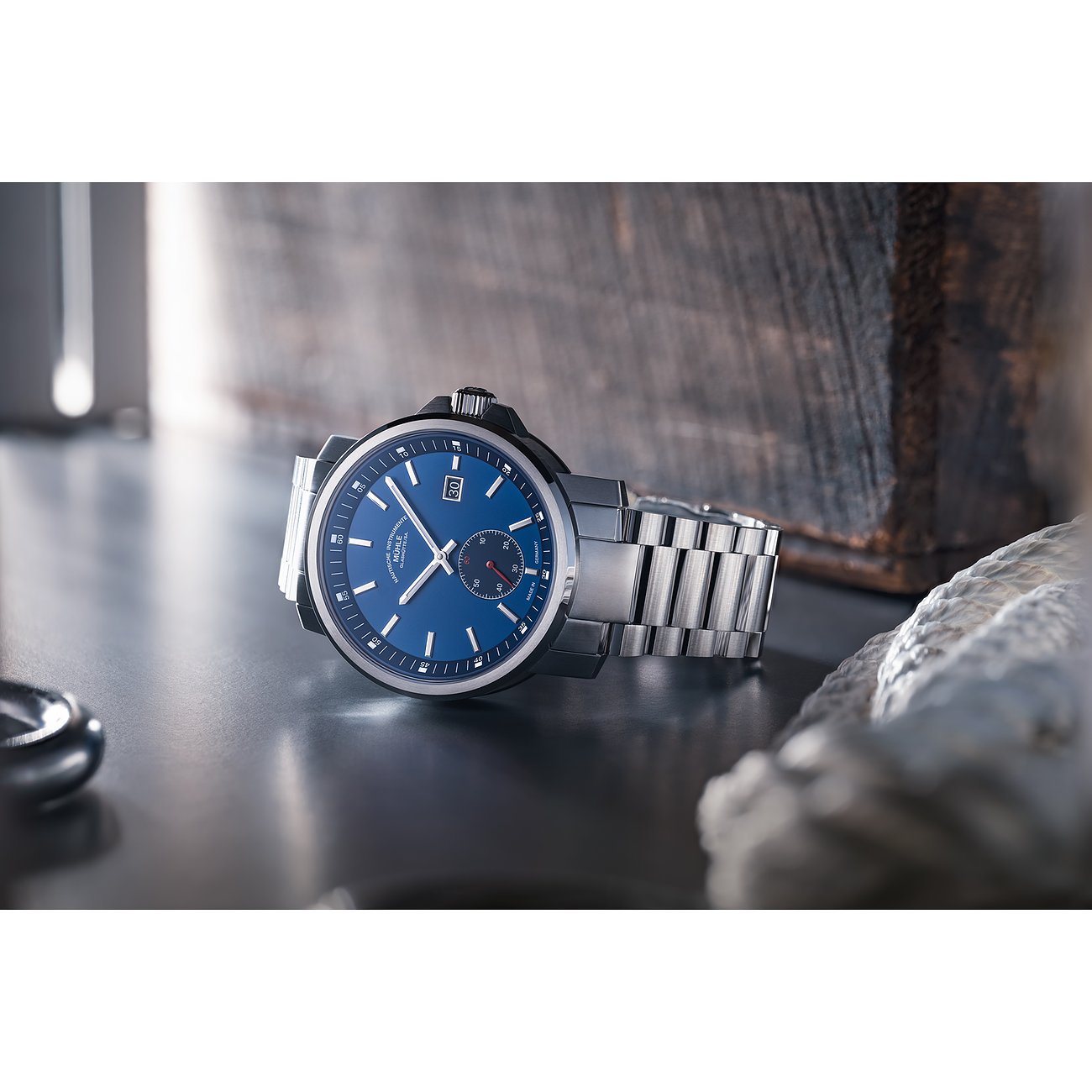 Mühle-Glashütte Herrenuhr aus Edelstahl mit blauem Zifferblatt und Datumsanzeige.