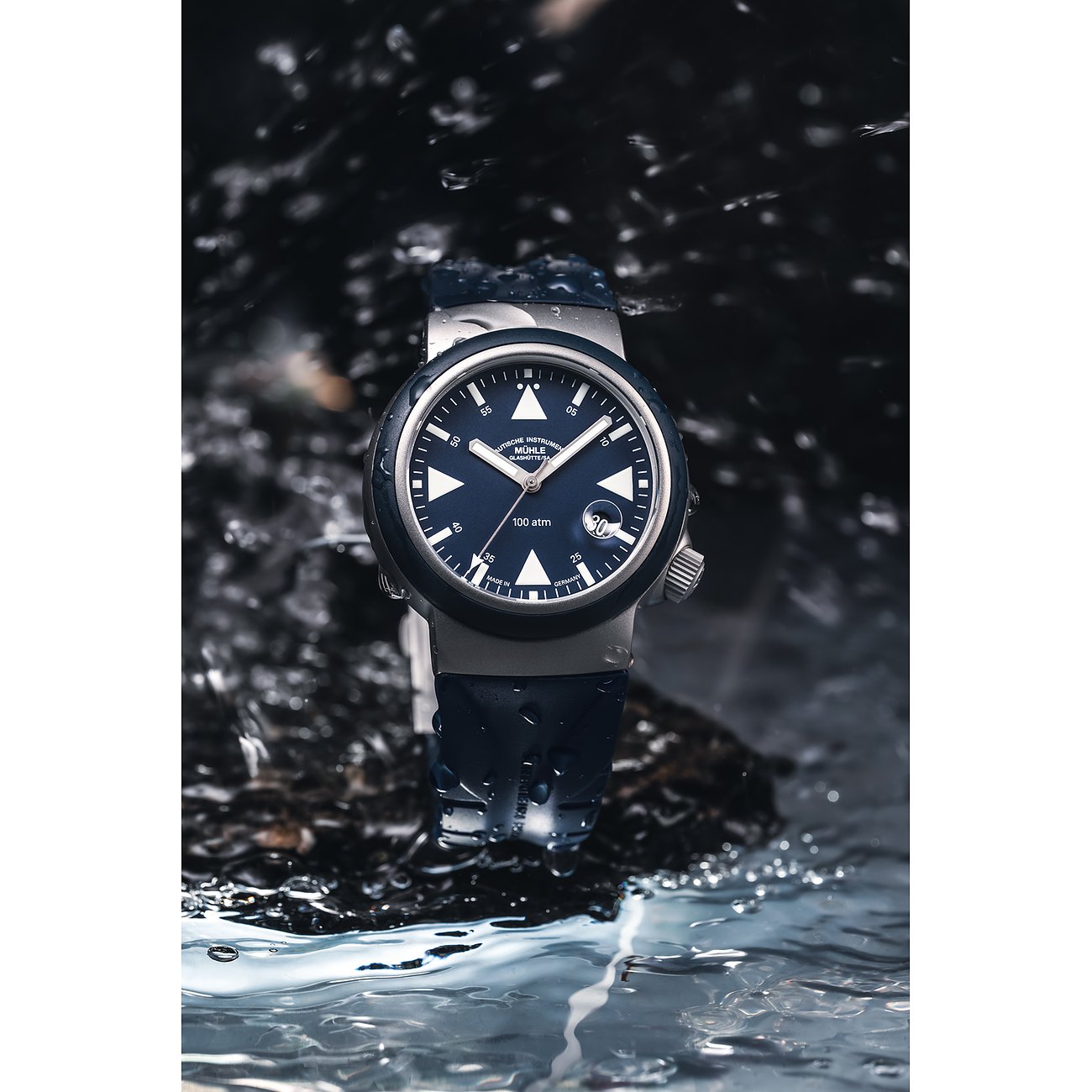 Mühle-Glashütte Herrenuhr mit Edelstahlgehäuse, blauem Zifferblatt und Datum.