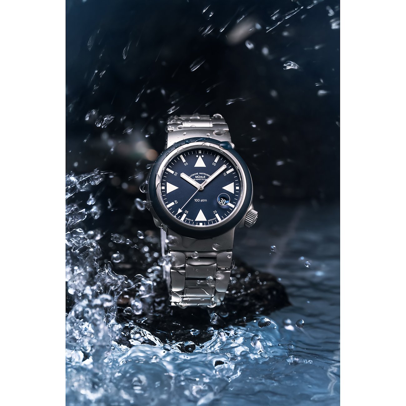 Mühle-Glashütte Herrenuhr aus Edelstahl, dunkelblaues Zifferblatt, analog.