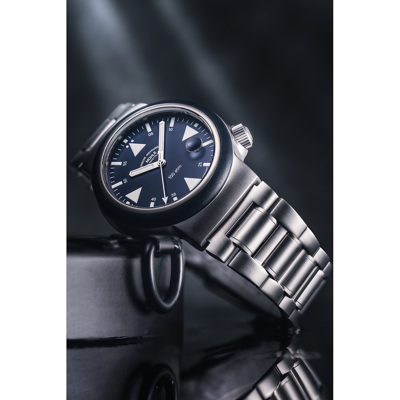 Mühle-Glashütte Herrenuhr mit Edelstahlgehäuse und blauem Zifferblatt.