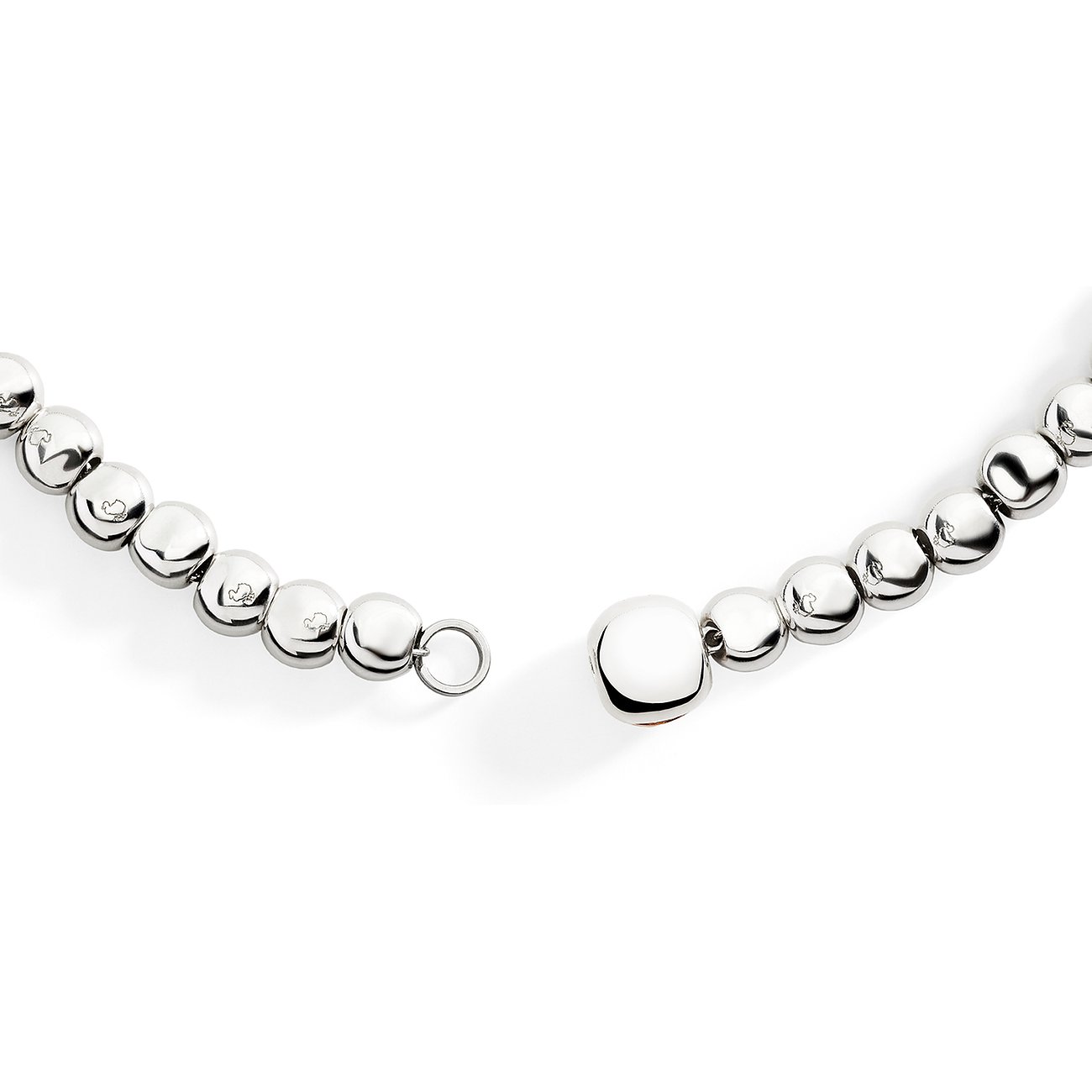 DoDo Halsschmuck aus Silber und Roségold mit aufgefädelten Halbkugeln, die offene Halskette liegt getrennt auf weißem Grund.