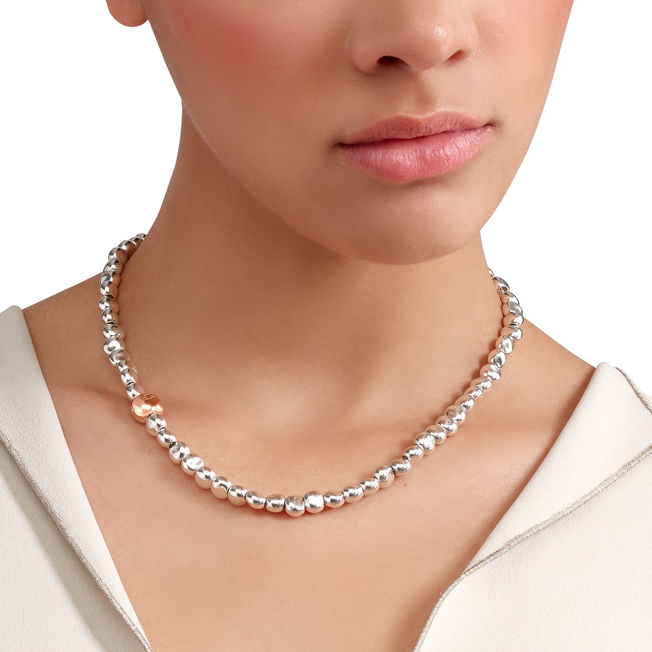 DoDo Halsschmuck aus Silber und Roségold mit Perlenkette, drei Roségoldene Perlen mit einer größeren in der Mitte.