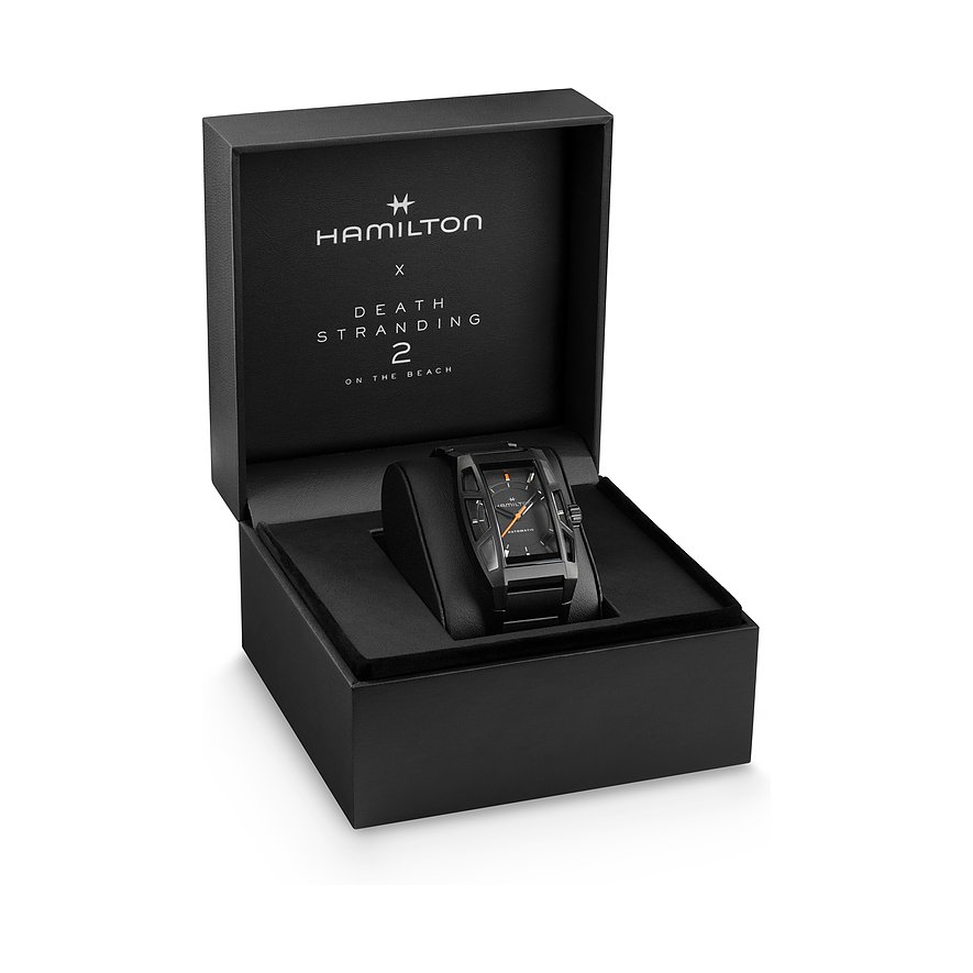 Eine Hamilton Unisexuhr aus Titan in einer schwarzen Verpackung mit „Hamilton X Death Stranding 2“ Aufdruck.