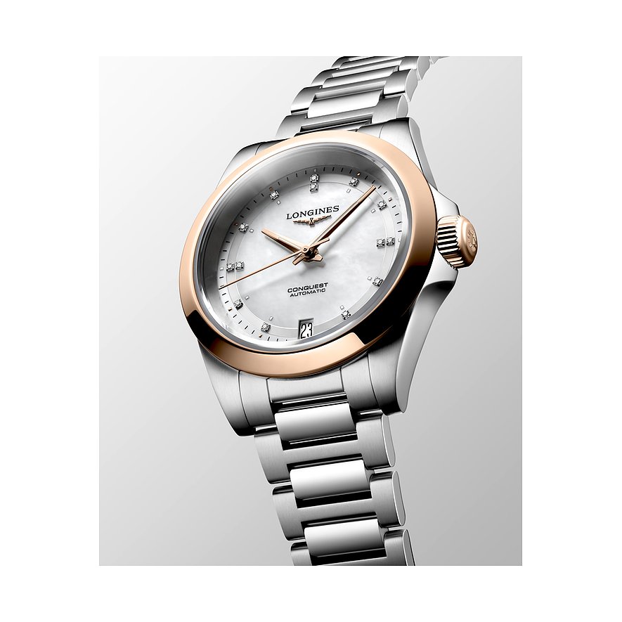 Nahaufnahme der Longines Damenuhr aus Edelstahl mit roségoldenem Rand und Diamanten auf dem Perlmuttzifferblatt.