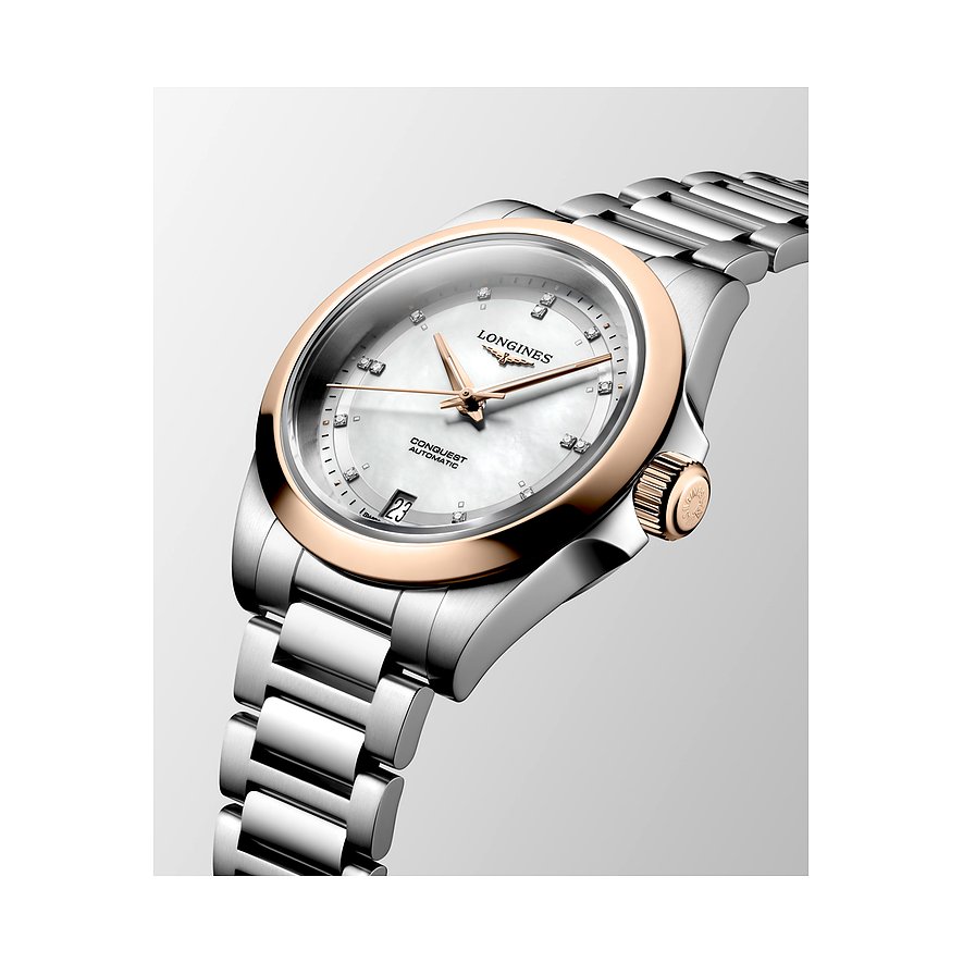 Nahaufnahme einer Longines Damenuhr aus Edelstahl mit einem rosévergoldeten Ring um das Zifferblatt.