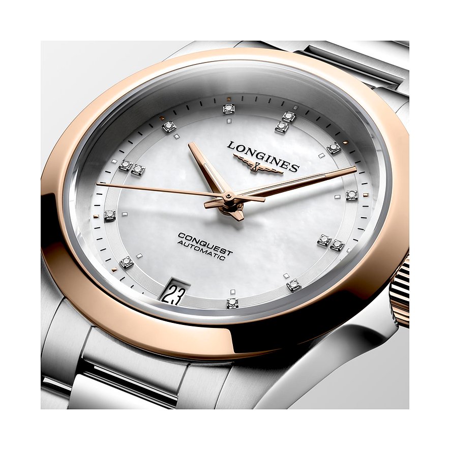Nahaufnahme einer Longines Damenuhr „Conquest Automatic“ aus Edelstahl mit Diamanten und roségoldfarbenem Gehäuse.