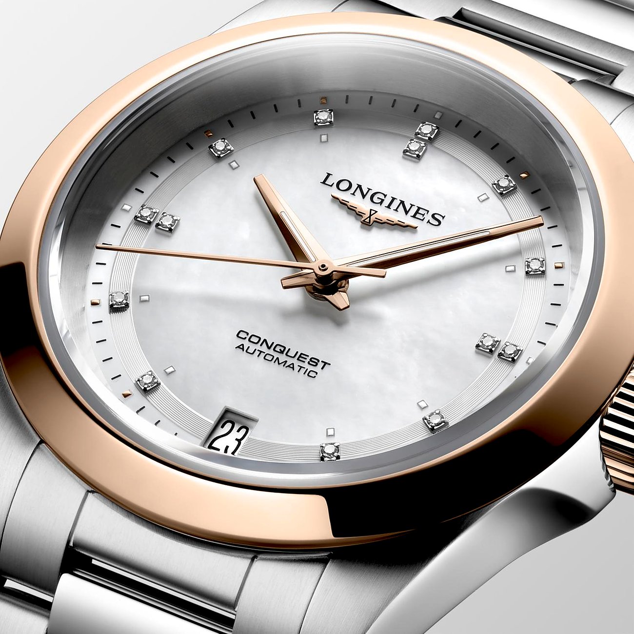 Nahaufnahme einer Longines Damenuhr „Conquest Automatic“ aus Edelstahl mit Diamanten und roségoldfarbenem Gehäuse.
