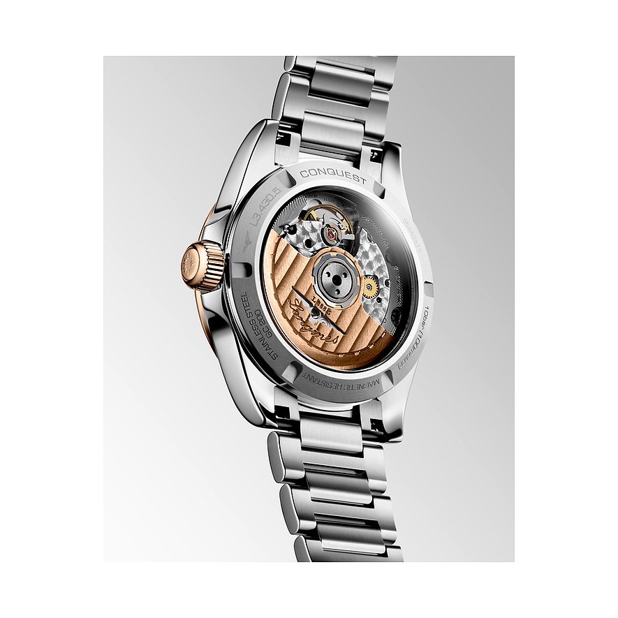 Rückseite einer Longines Damenuhr aus Edelstahl mit sichtbarem Uhrwerk und roségoldener Krone.