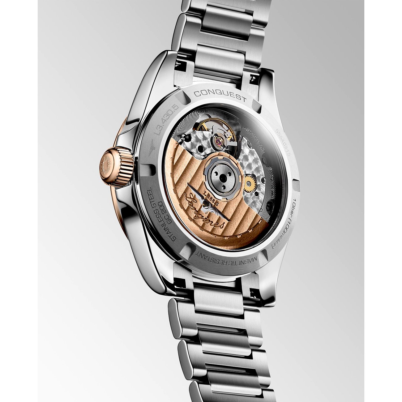 Rückseite einer Longines Damenuhr aus Edelstahl mit sichtbarem Uhrwerk und roségoldener Krone.