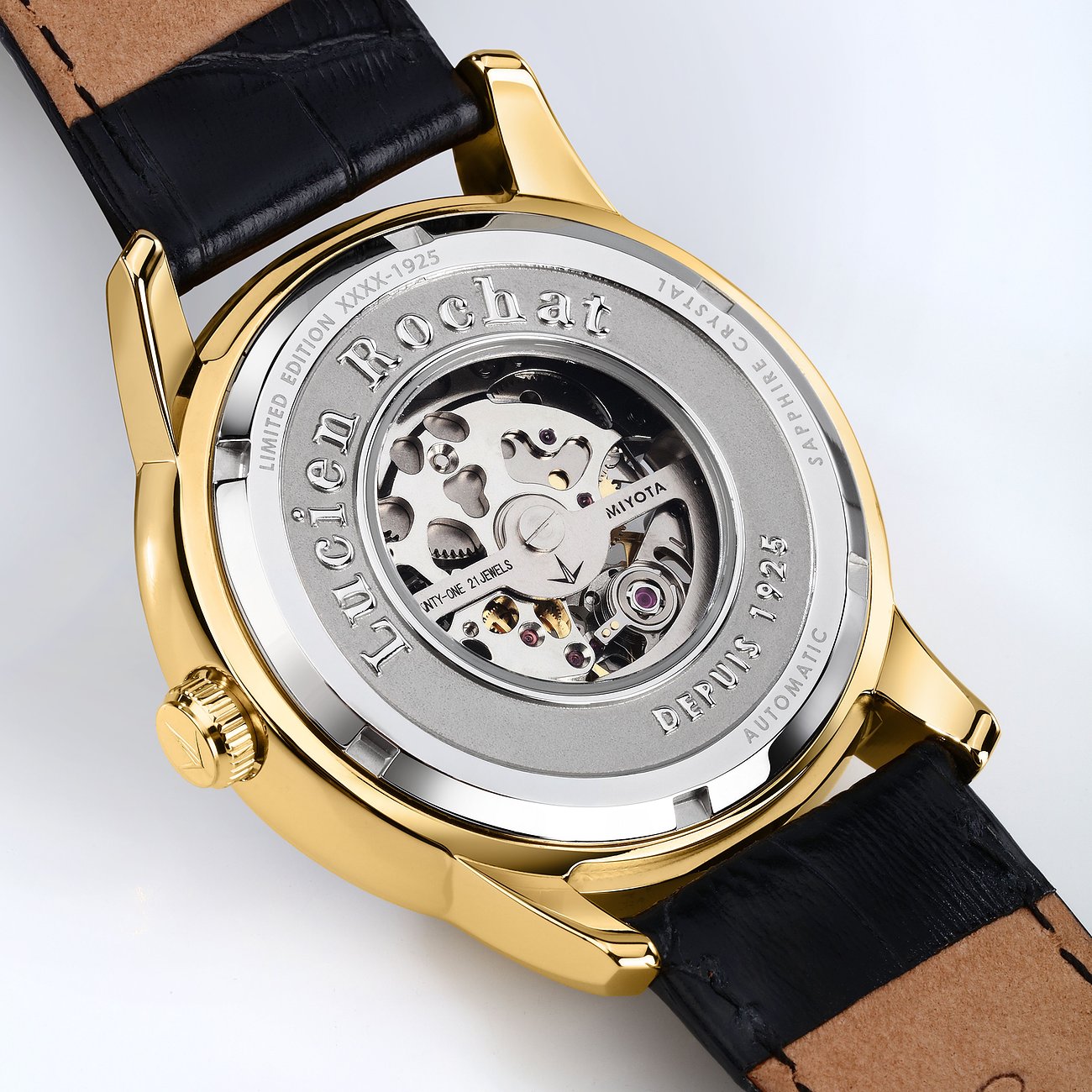 Rückseite einer Lucien Rochat Herrenuhr aus goldfarbenem Edelstahl mit freiliegendem Automatikwerk.