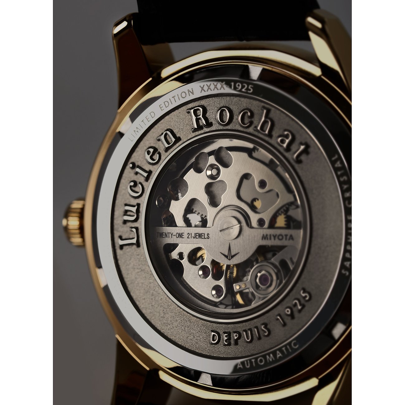 Rückansicht der Lucien Rochat Herrenuhr aus goldfarbenem Edelstahl mit freiliegendem Automatikwerk.