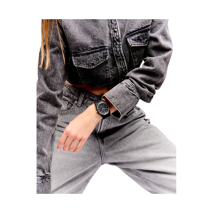 Montre unisexe D1 Milano avec boîtier en polycarbonate et cadran noir.