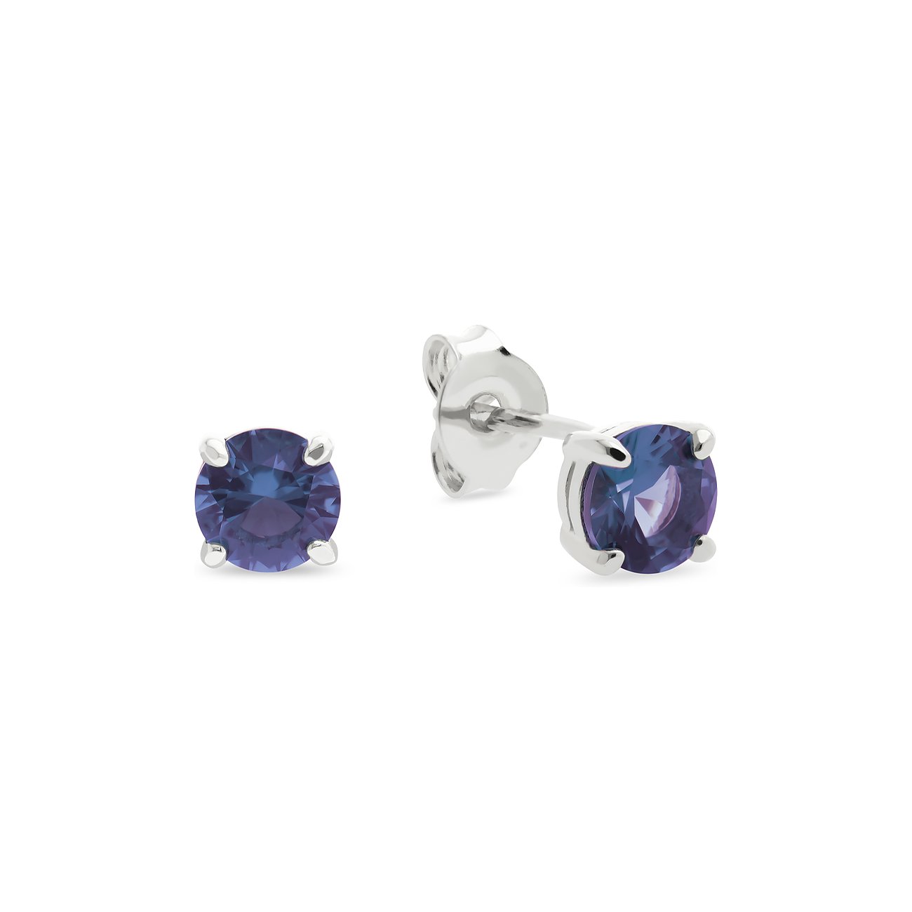 CHRIST Ohrstecker aus recyceltem 925er Silber mit violettem Zirkonia im Brillantschliff von vorne und schräg.
