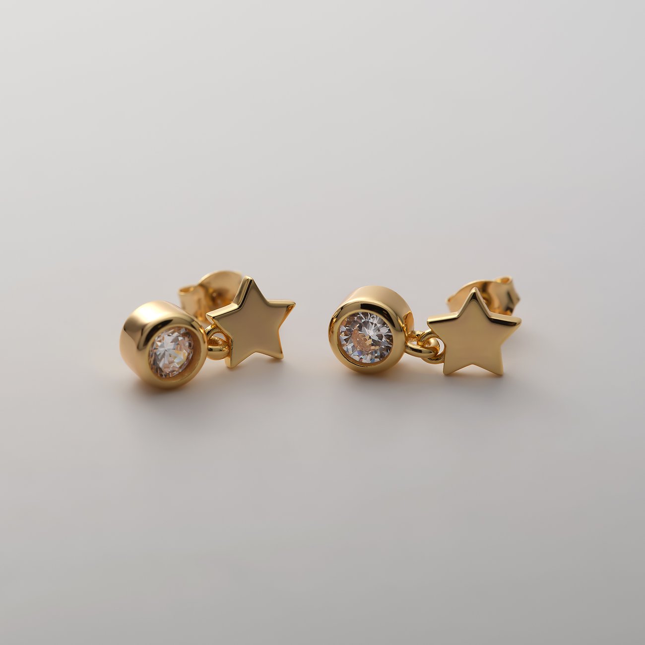 CHRIST Ohrstecker aus recyceltem Gold mit Zirkonia-Steinen und hängenden Stern-Anhängern.