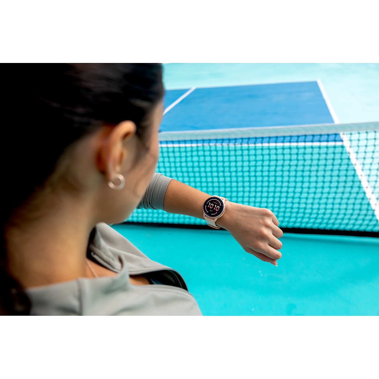 Garmin Smartwatch mit Kunststoffgehäuse, rundes Gehäuse, pinkfarbenes Armband.