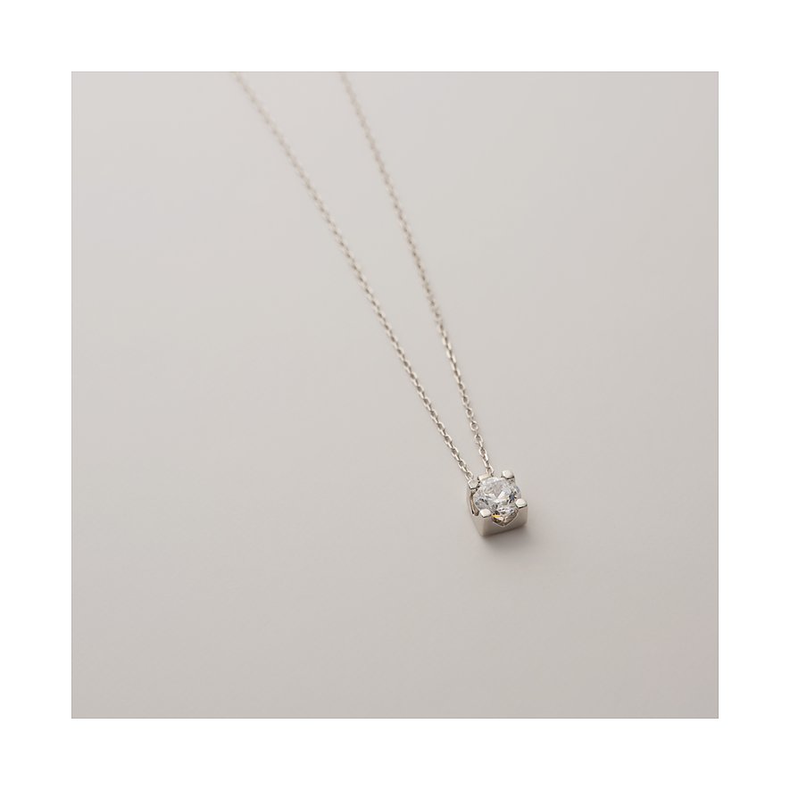 CHRIST Halsschmuck aus 585er Weißgold mit einem zentralen runden Diamanten in Krappenfassung, schräg von oben.