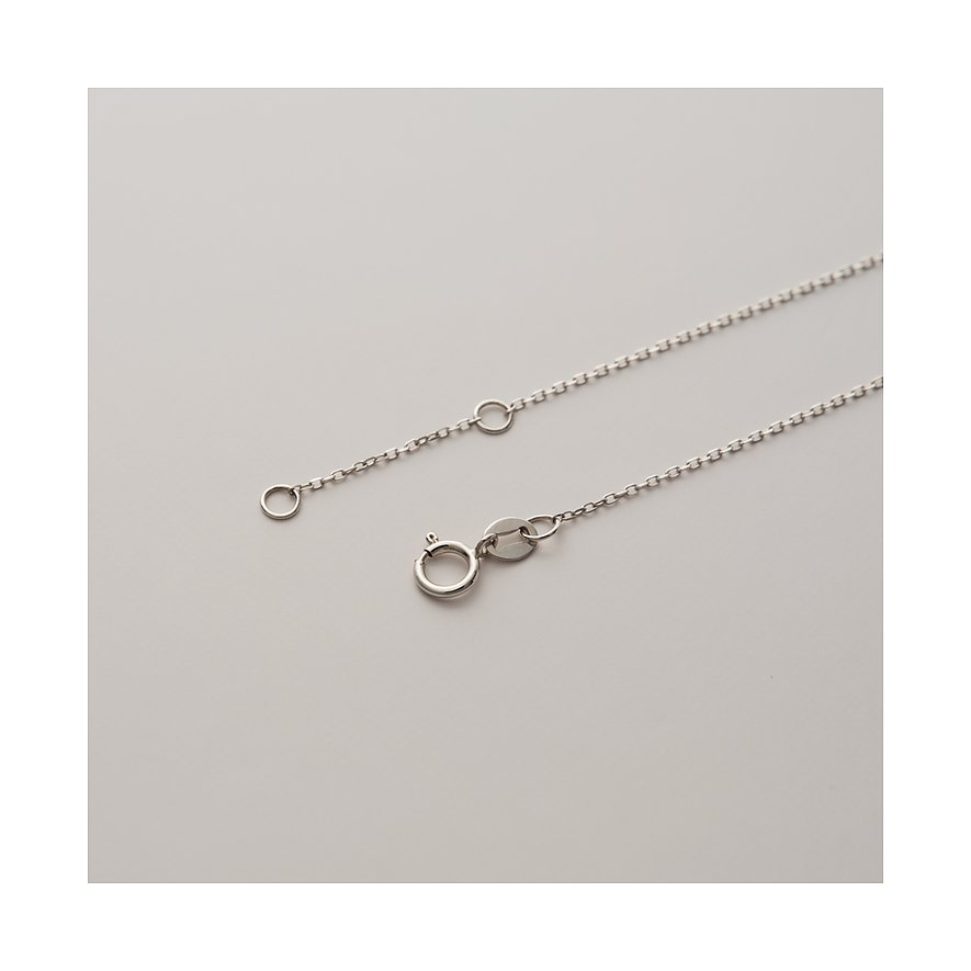 Die filigrane CHRIST Halskette aus 585er Weißgold, detailreich gefertigt, zeigt den Federringverschluss.