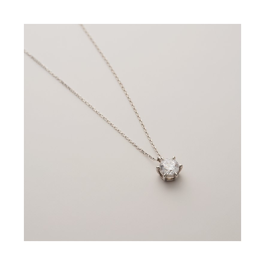 CHRIST Halsschmuck aus 585 Weißgold mit einem großen, runden Diamanten in einer Krallenfassung.