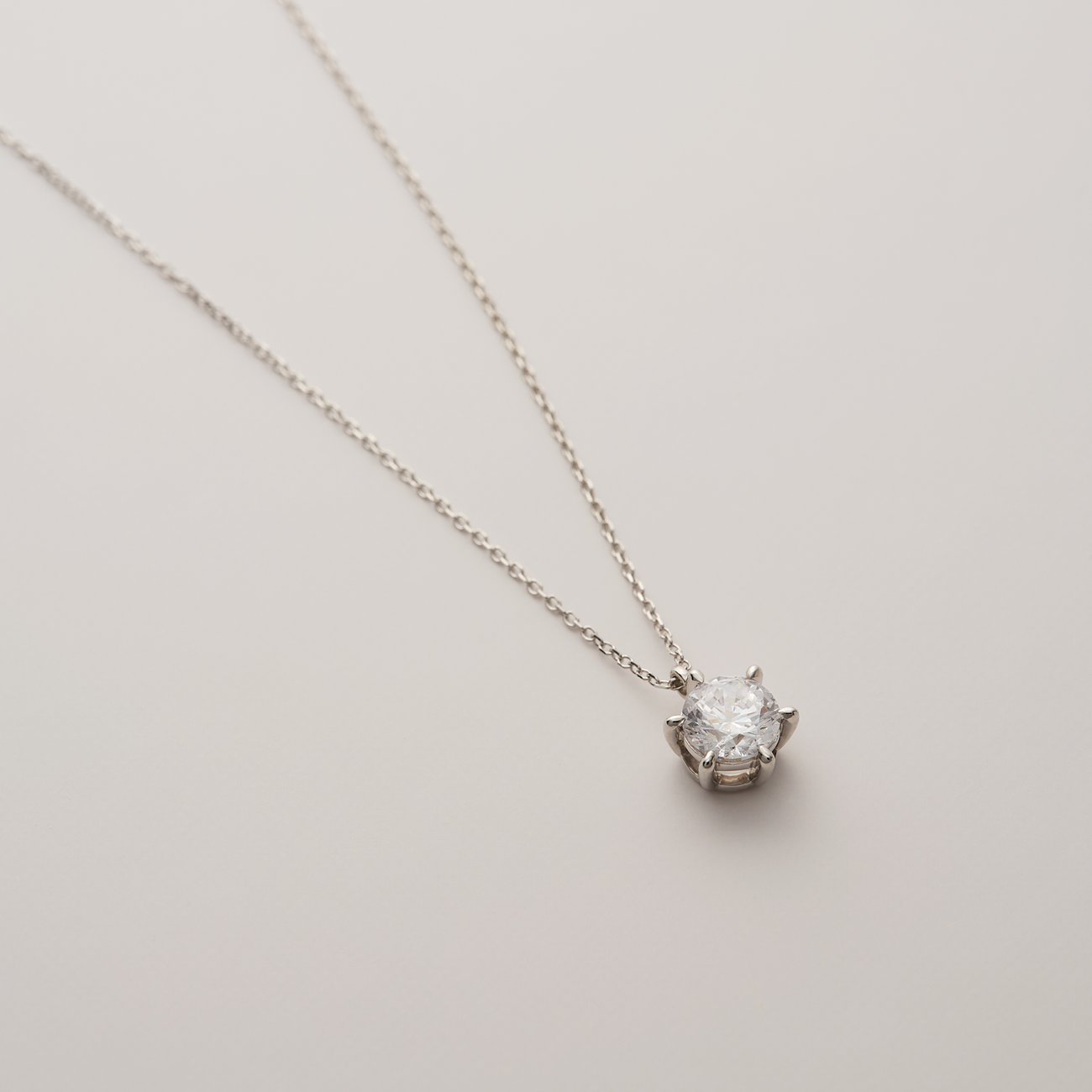 CHRIST Halsschmuck aus 585 Weißgold mit einem großen, runden Diamanten in einer Krallenfassung.