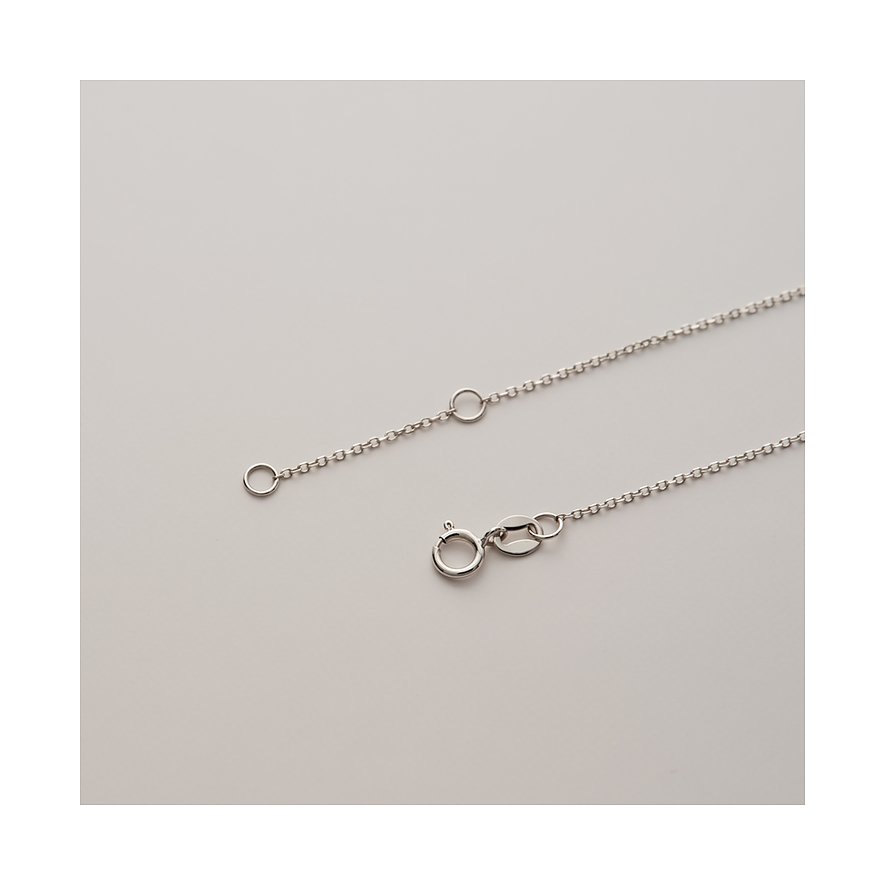 Nahaufnahme der Schließe einer CHRIST Weißgold-Halskette mit Längenversteller.