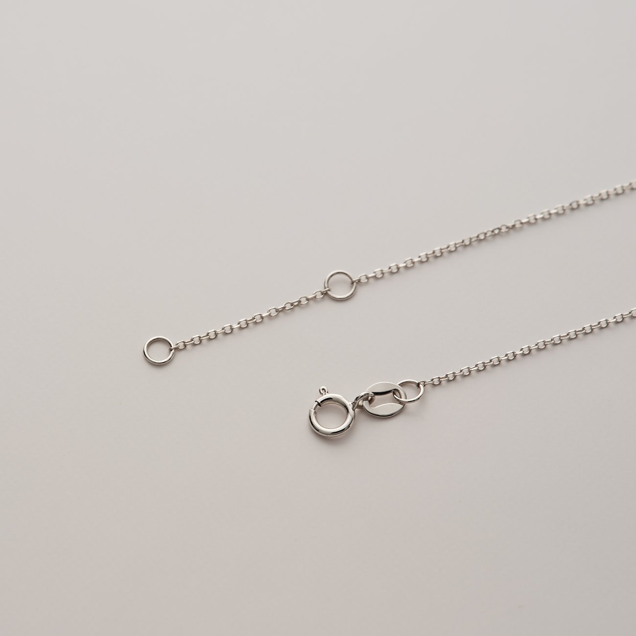 Nahaufnahme der Schließe einer CHRIST Weißgold-Halskette mit Längenversteller.