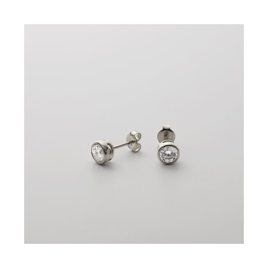 CHRIST Ohrschmuck aus 585er Weißgold mit runden Diamanten, nah aufgenommen.