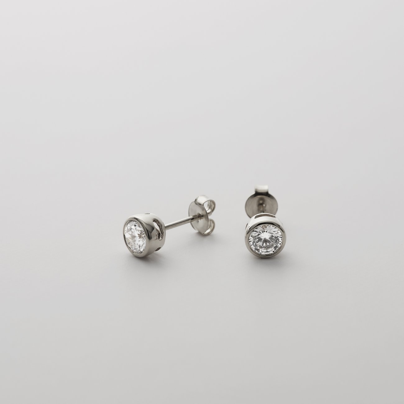 CHRIST Ohrschmuck aus 585er Weißgold mit runden Diamanten, nah aufgenommen.