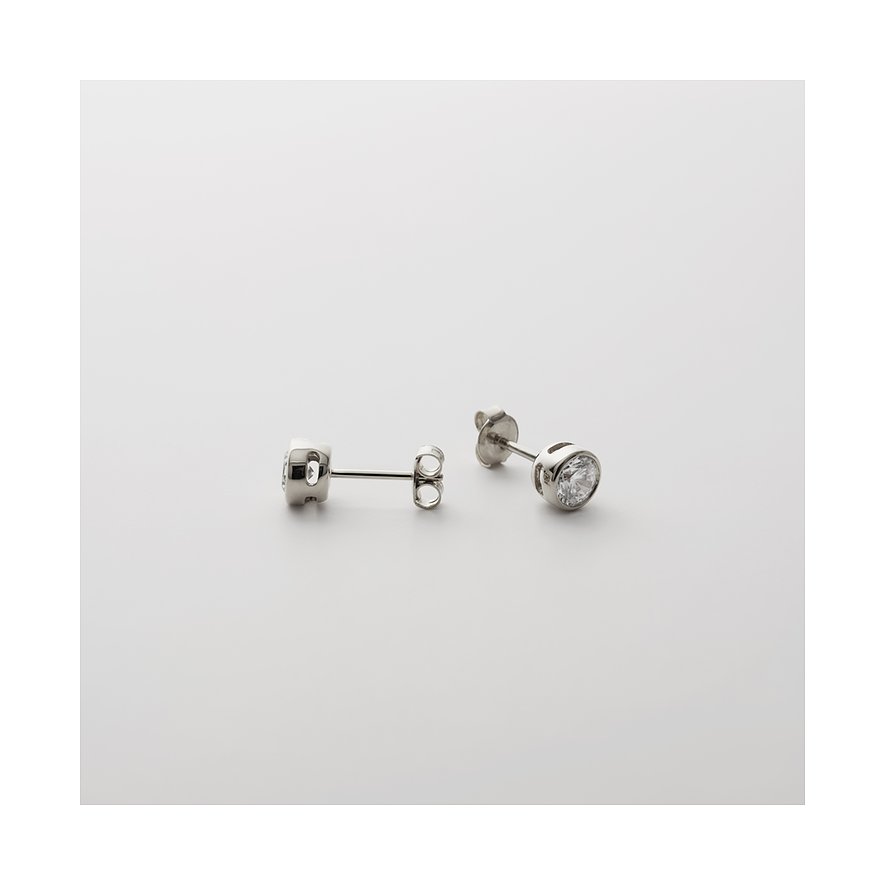 CHRIST Ohrschmuck aus 585 Weißgold mit eingefasstem Diamant-Ohrstecker und einem weiteren dahinter.
