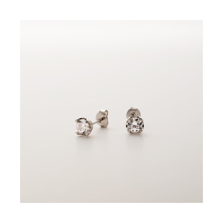 CHRIST Ohrstecker aus 585 Weißgold mit funkelnden Diamanten, im Vordergrund ein Ohrstecker seitlich.