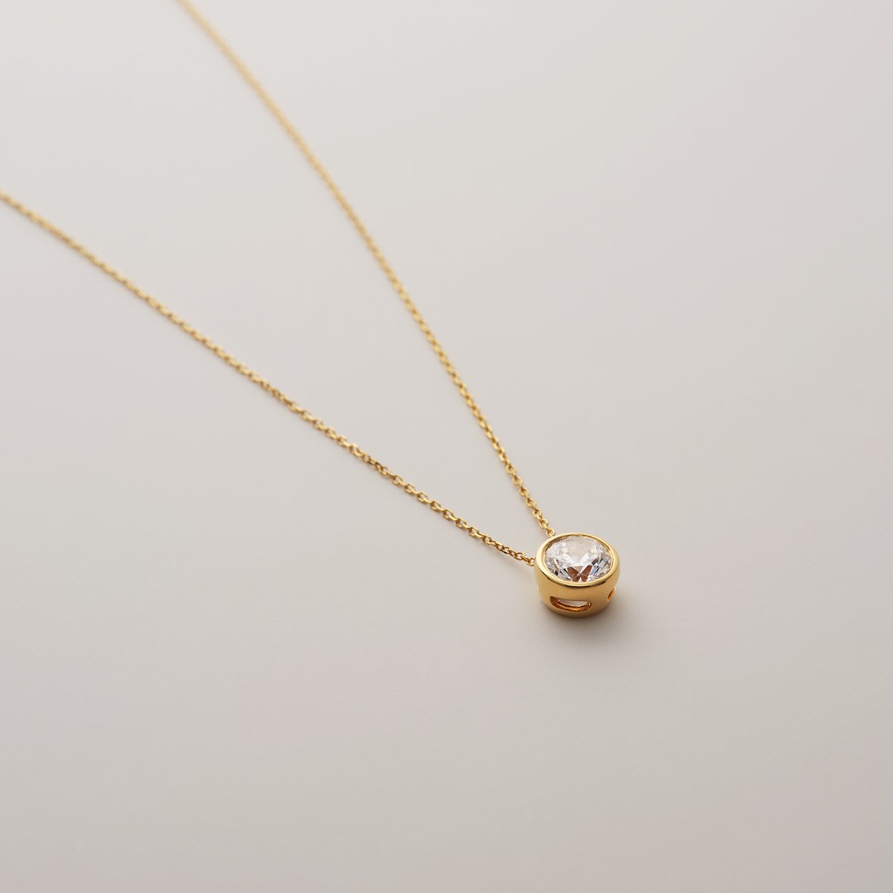 CHRIST Halsschmuck aus Gelbgold mit einem runden, brillant geschliffenen Diamanten in einer Zargenfassung.
