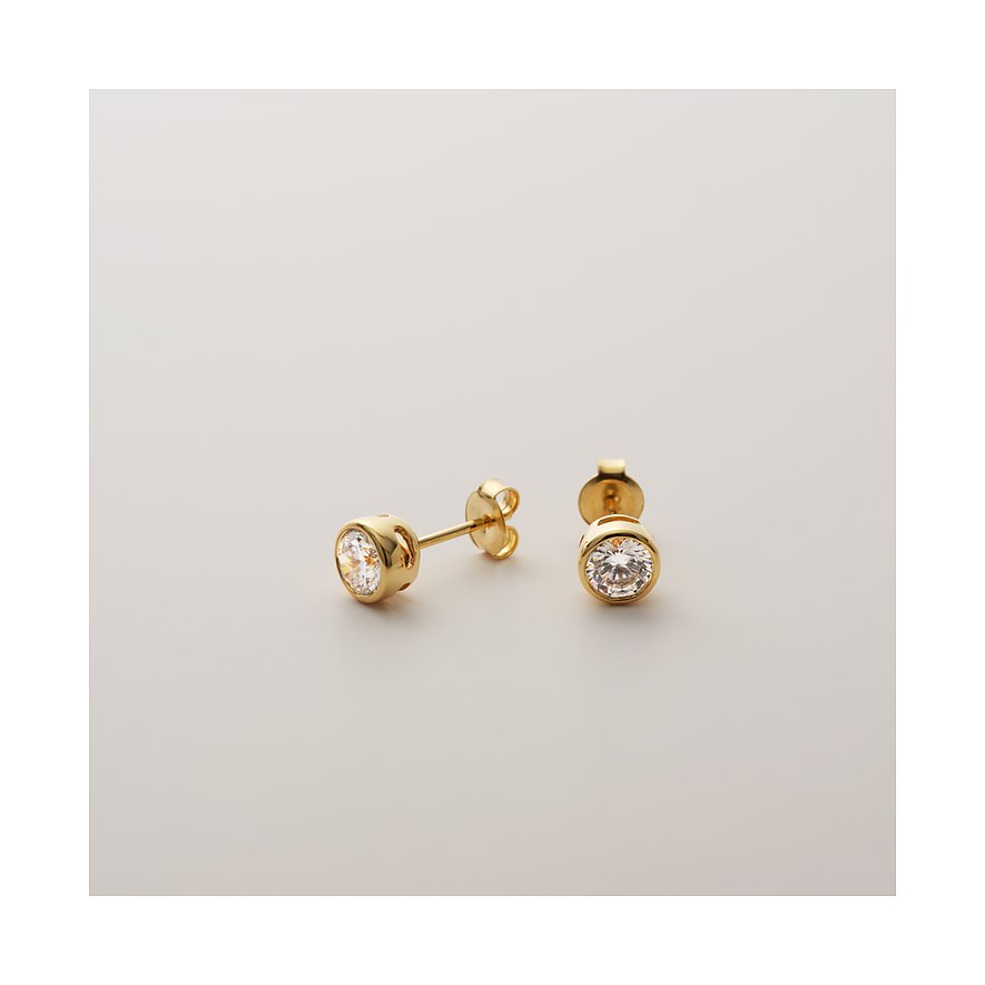 CHRIST Ohrschmuck aus 585 Gelbgold mit Diamanten, präsentiert als goldenen Ohrstecker mit rundem Schmuckstein.