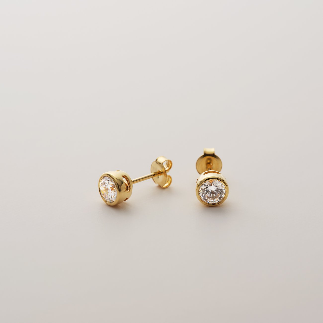 CHRIST Ohrschmuck aus 585 Gelbgold mit Diamanten, präsentiert als goldenen Ohrstecker mit rundem Schmuckstein.