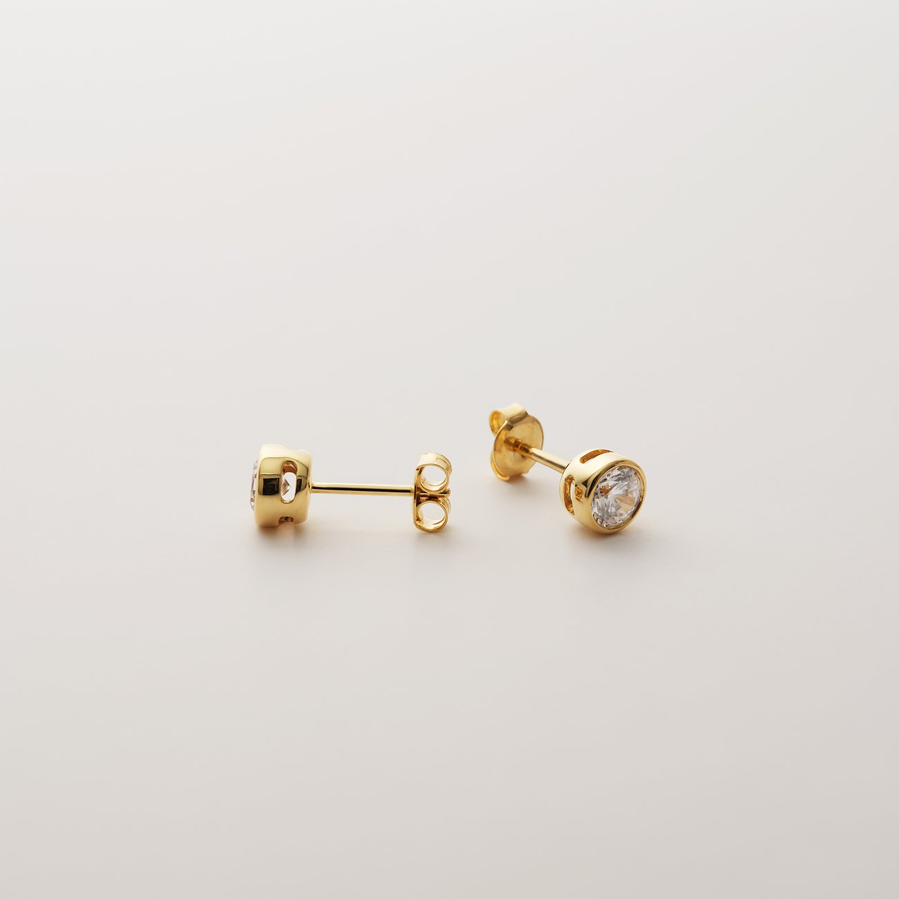 CHRIST Ohrstecker aus 585 Gelbgold mit funkelnden Diamanten, von der Seite betrachtet.