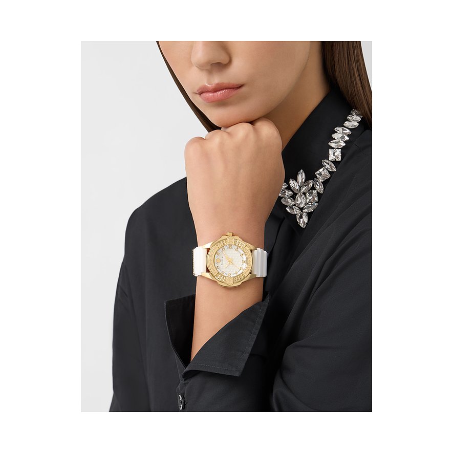 Philipp Plein Damenuhr mit goldfarbenem Edelstahlgehäuse und weißem Armband.
