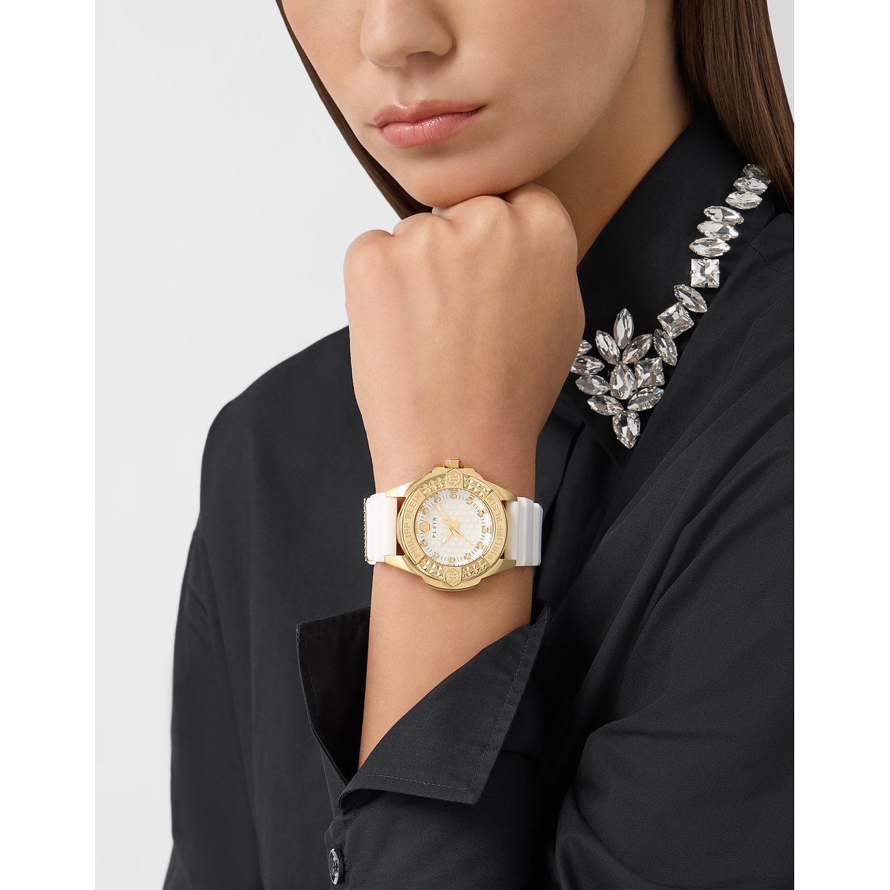 Philipp Plein Damenuhr mit goldfarbenem Edelstahlgehäuse und weißem Armband.