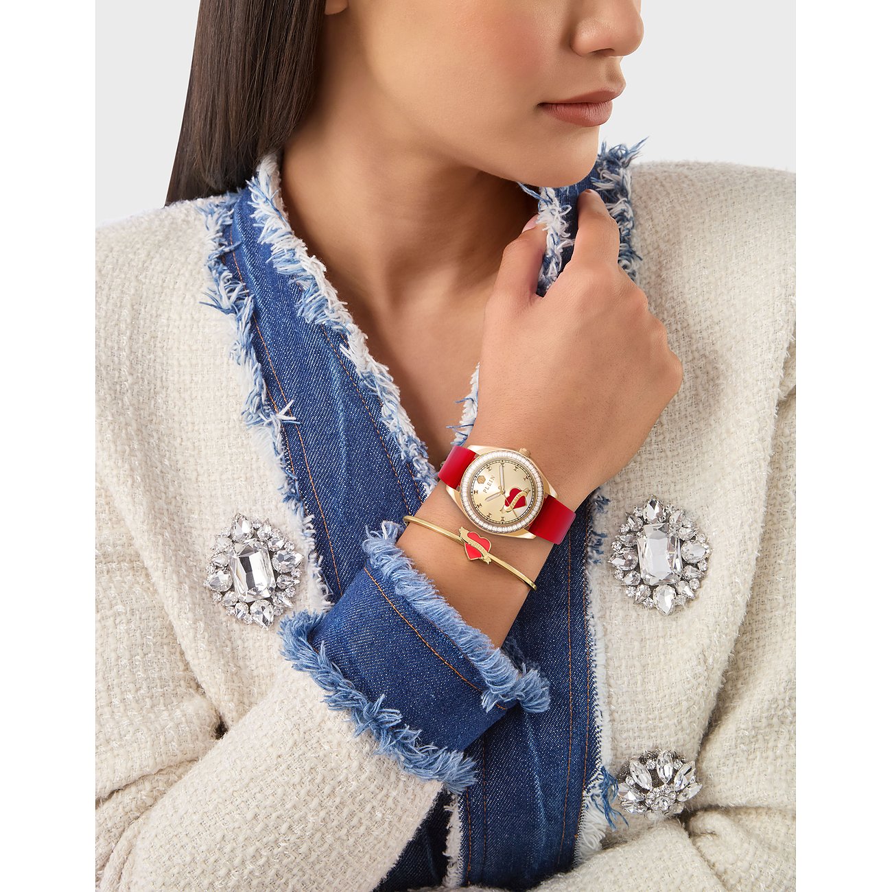Philipp Plein Set mit Edelstahlgehäuse, rotem Armband und Herz-Anhänger.