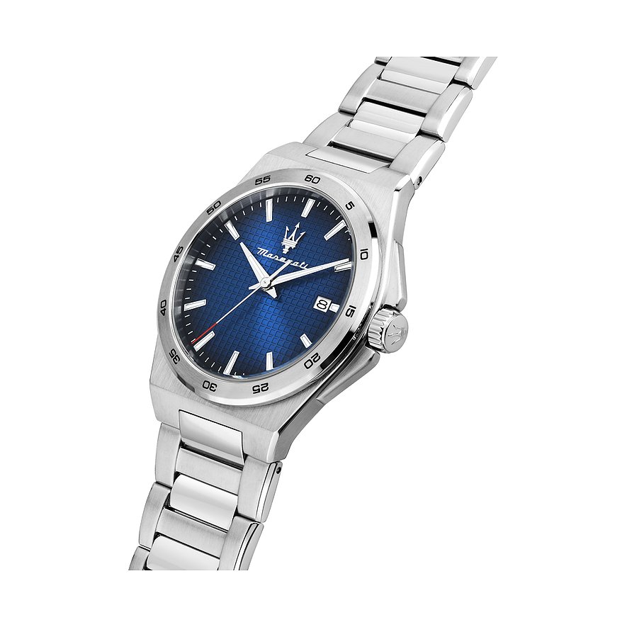 Zilverkleurig Maserati herenhorloge van roestvrij staal met blauwe wijzerplaat en datumweergave, schuin van boven.