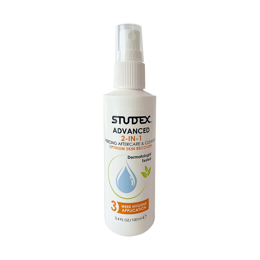 Eine Studex Advanced 2-in-1 Piercing Pflege und Reinigungsspray Flasche mit der Aufschrift „Dermatologisch getestet“.