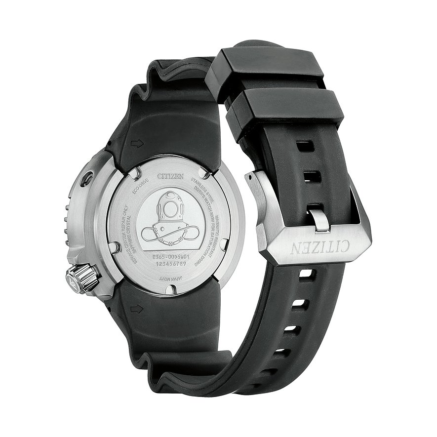 Rückansicht der Citizen Herrenuhr aus Edelstahl mit schwarzem Silikonarmband und graviertem Taucherhelm.