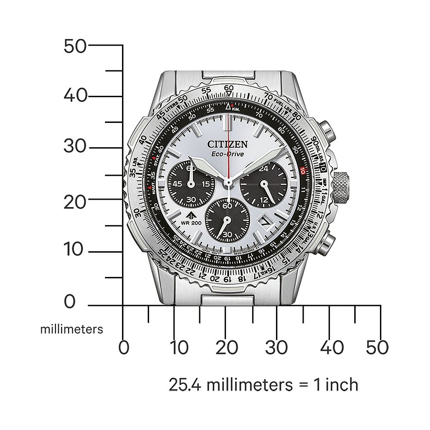 Nahaufnahme einer Citizen Herrenuhr aus Edelstahl mit hellem Zifferblatt, drei Chronographen und roten Akzenten.