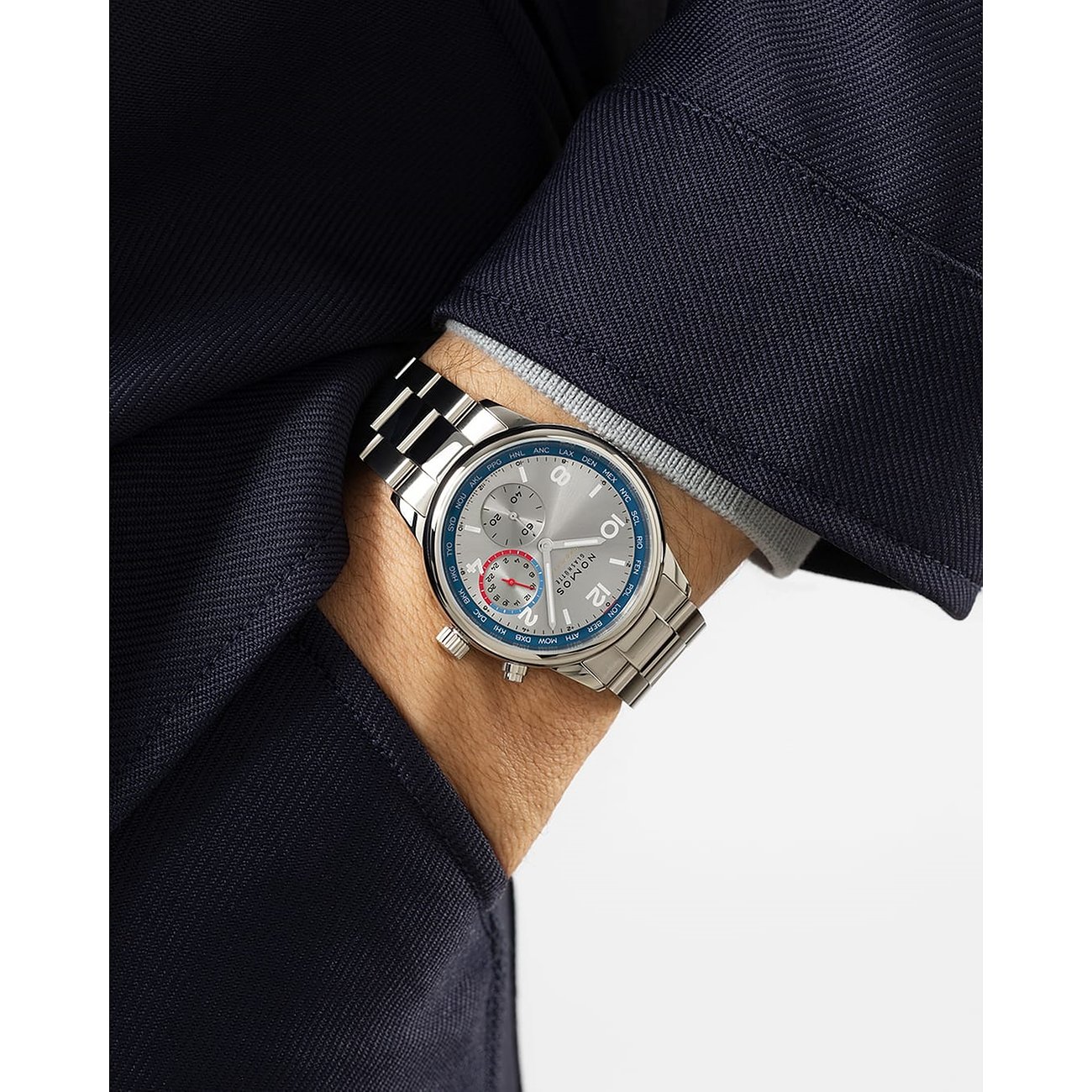 Nomos Glashütte Herrenuhr mit Edelstahlgehäuse, silberfarbenes Zifferblatt, analog.