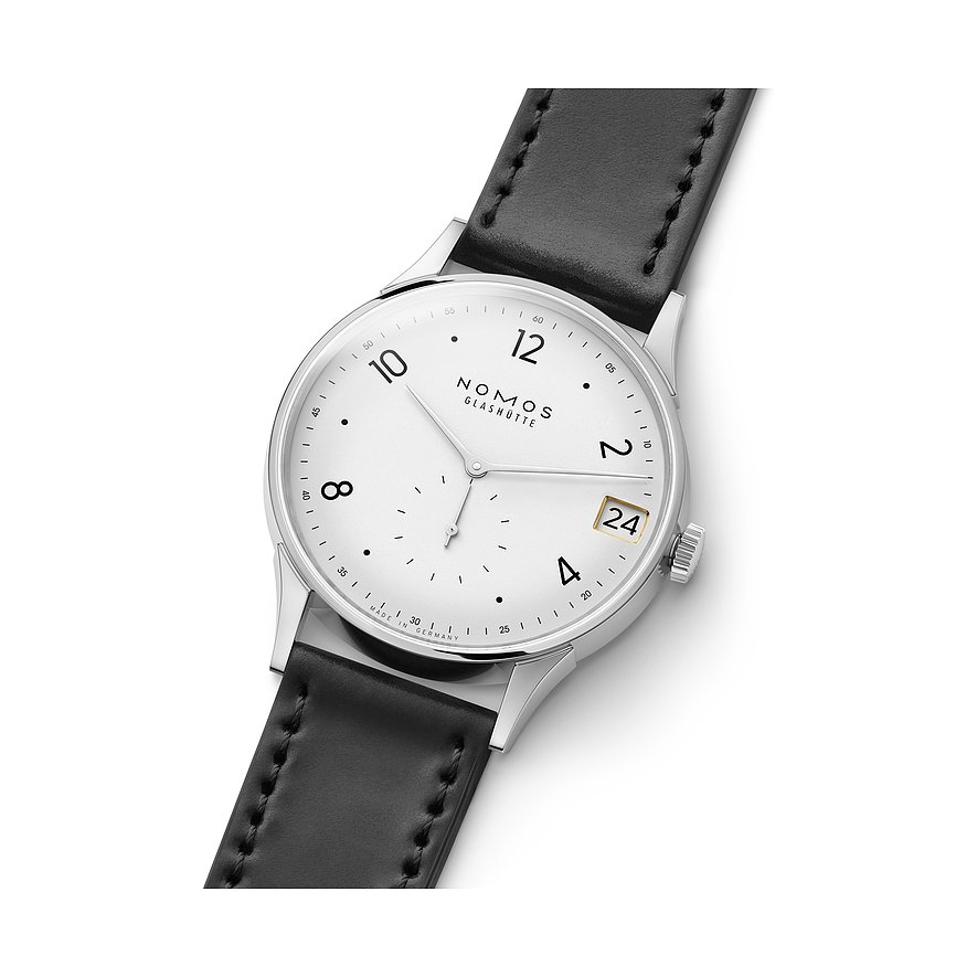 Nomos Glashütte Herrenuhr mit Edelstahlgehäuse und weißem Zifferblatt.